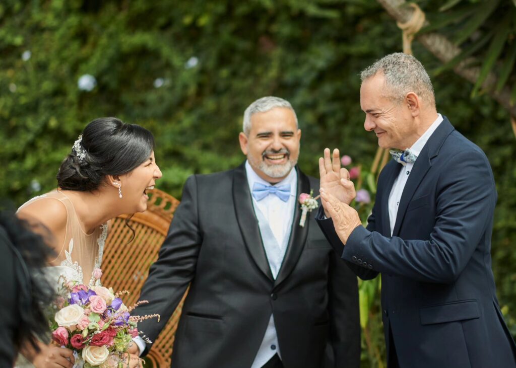 oficiante de boda civil AC Bodas preparando guion personalizado