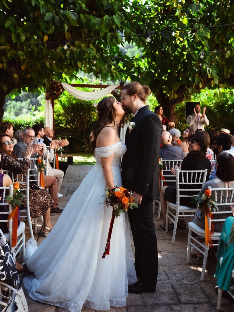 pareja de recién casados fotografiada por fotógrafo de bodas en Barcelona David Photographerx